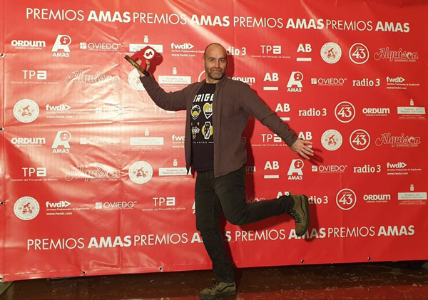 Kiko Martñinez (Mala Reputación) con su Premio AMAS